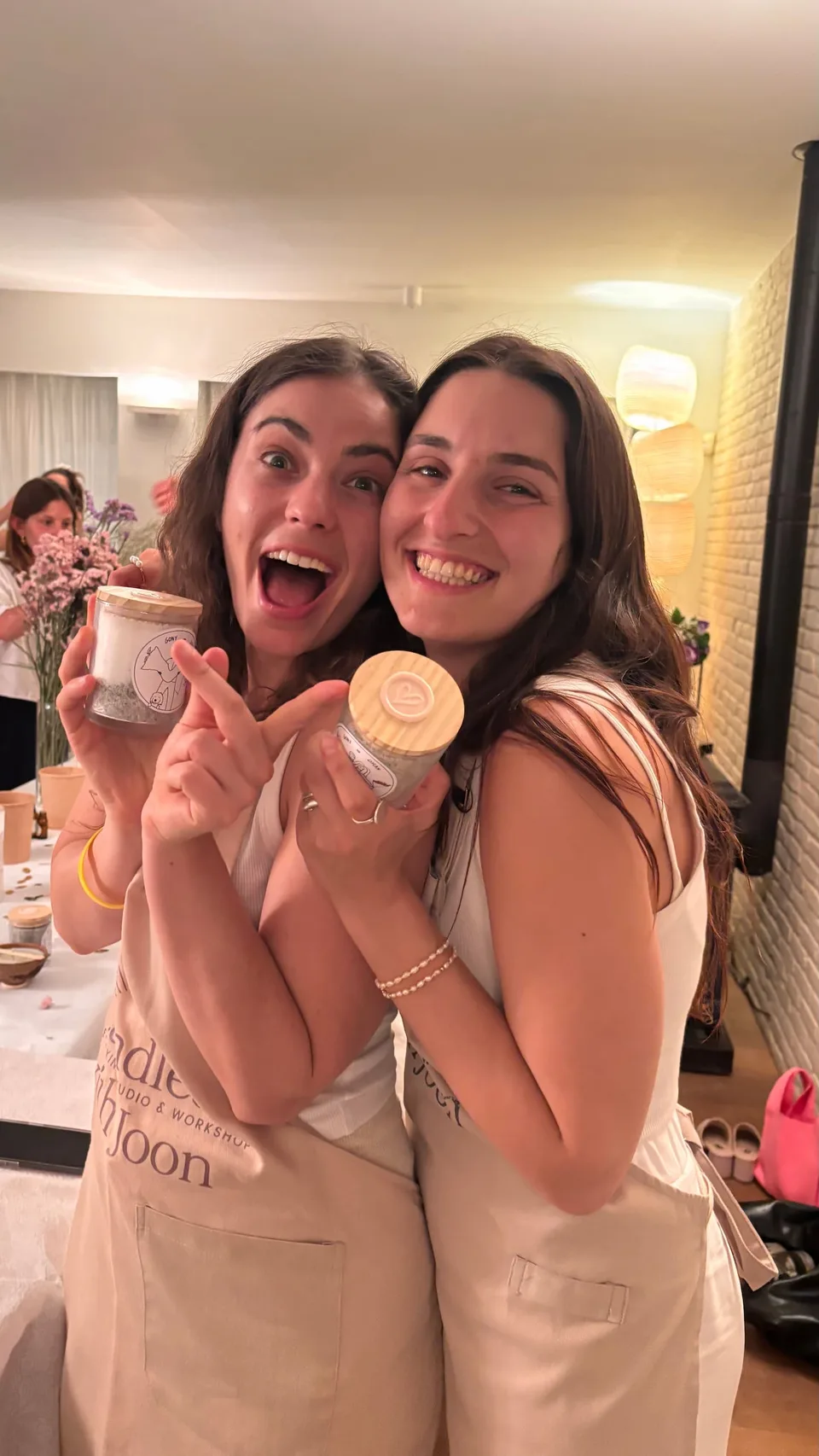 שתי חברות מציגות נרות שהכינו בחגיגה אצלן