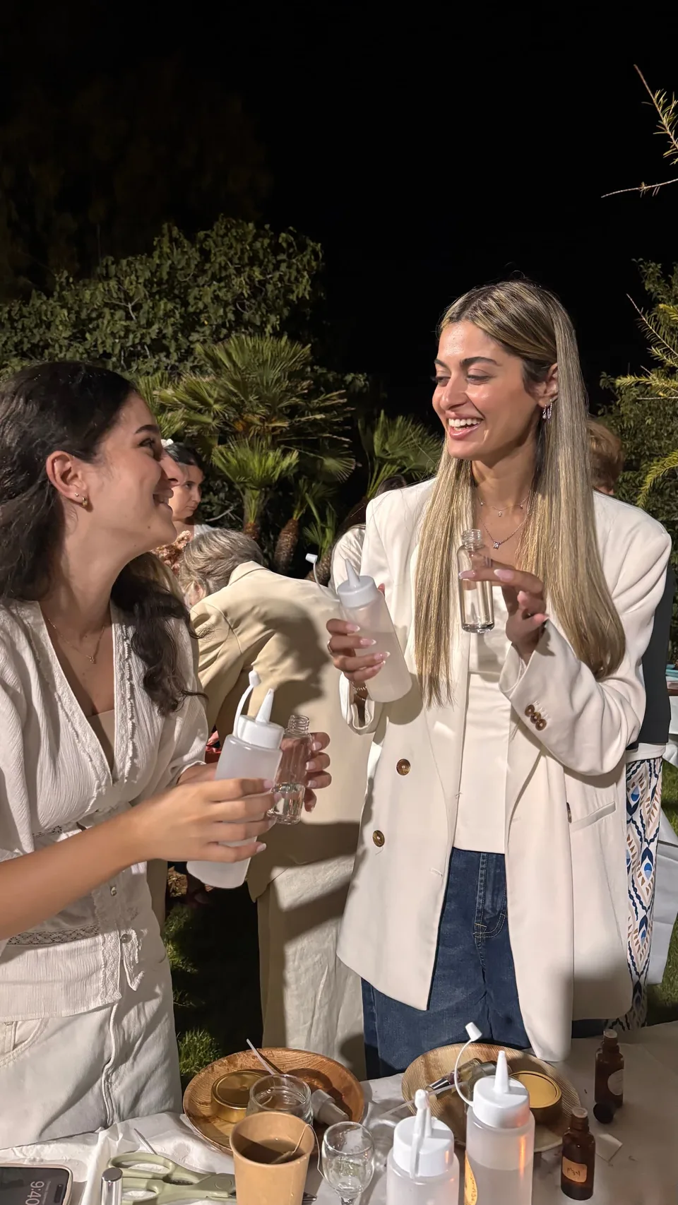 חברות משתפות זו את זו בניחוחות במהלך הסדנה
