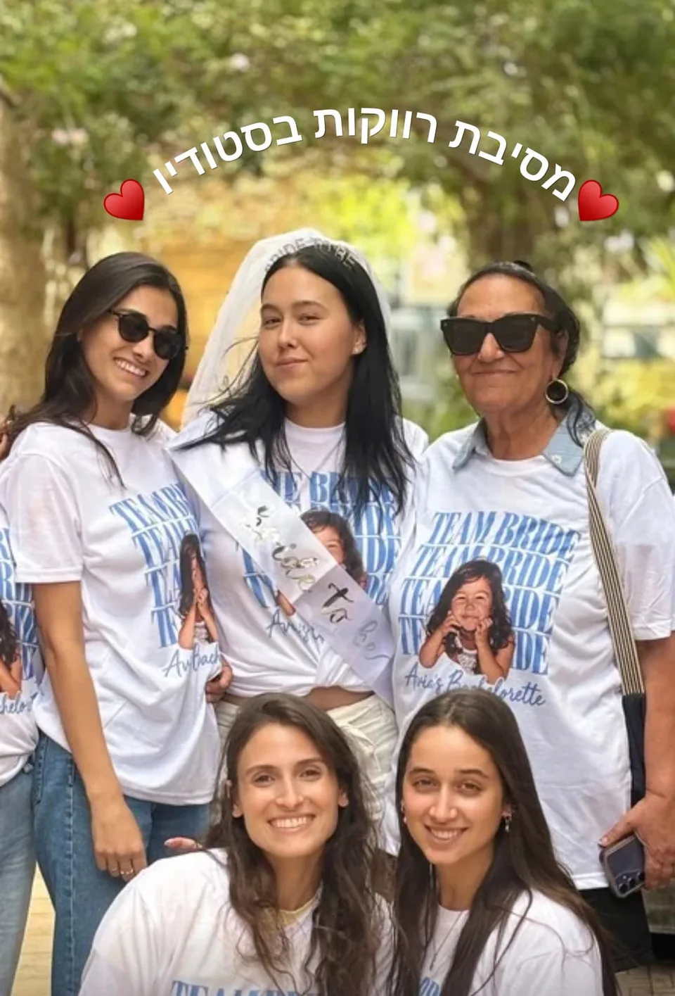 הכלה והחברות בחולצות תואמות במסיבת רווקות בסטודיו