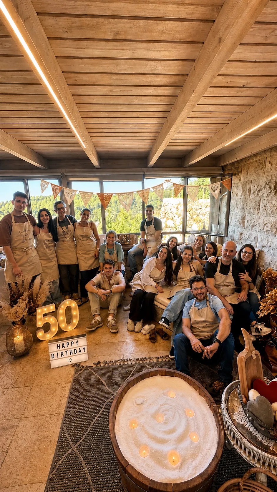 חוגגים יחד בסטודיו עם קישוטים ועוגה ליום הולדת 50